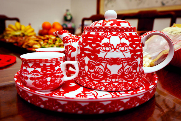 Panela de chá de casamento chinês tradicional e conjunto
 - Foto, Imagem