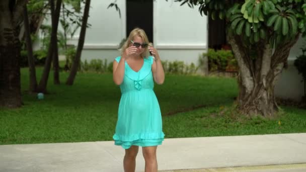 Young woman walks near pool - Séquence, vidéo