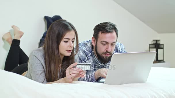 Boldog pár használ a Laptop otthon ágyban - Felvétel, videó