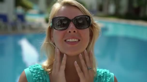 Sexy blonde woman wearing sunglasses - Záběry, video