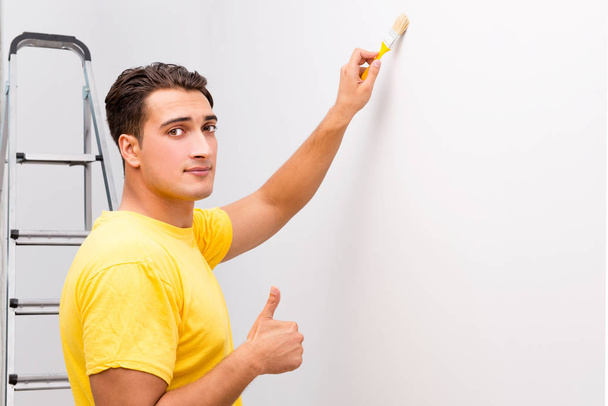 Homem pintando a parede no conceito DIY - Foto, Imagem