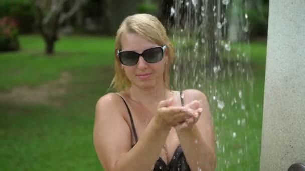 Sexy blonde woman taking outdoor shower - Filmati, video