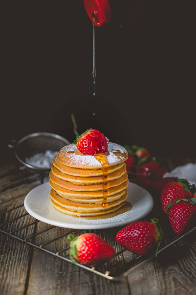 Ontbijt tijd met verse aardbeien op stapel Pancake gieten - Foto, afbeelding