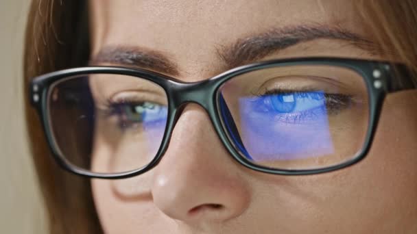 Жінка очима в окулярах - Кадри, відео