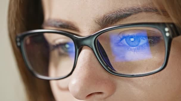 Olhos de mulher com óculos
 - Filmagem, Vídeo