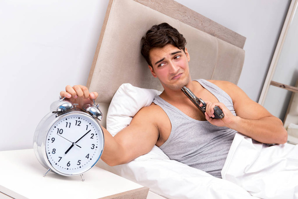 Mladý muž potíže probuzení v dopoledních hodinách - Fotografie, Obrázek