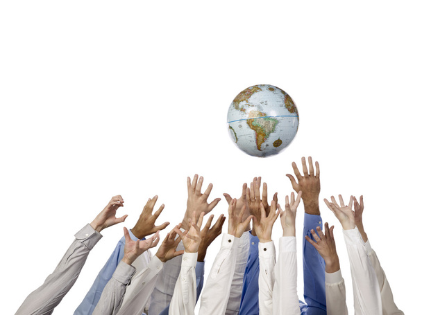 Gruppe von Händen, die den Globus erreichen - Foto, Bild