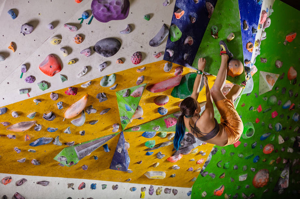 donna bouldering su palestra di arrampicata
 - Foto, immagini