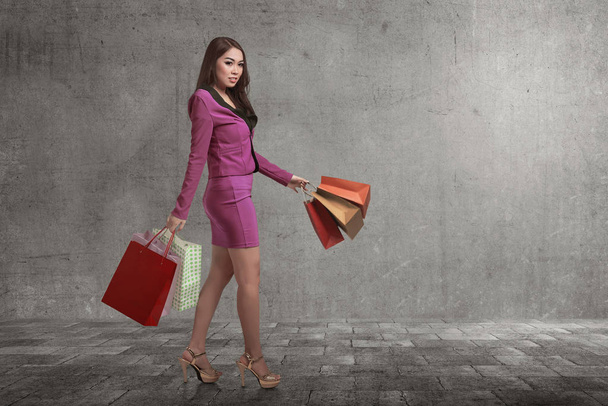 Retrato de mujer de negocios asiática con bolsas de compras
 - Foto, Imagen