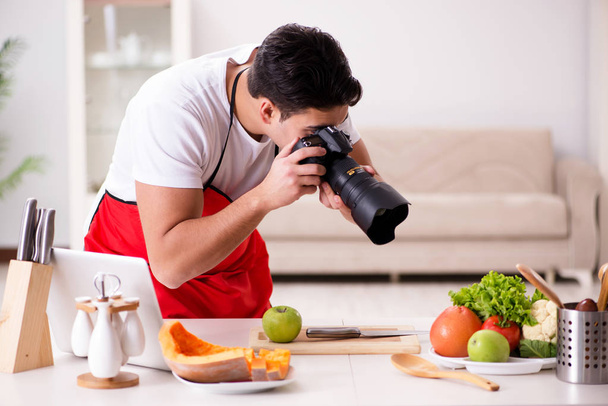 Ruoka bloggaaja työskentelee keittiössä - Valokuva, kuva