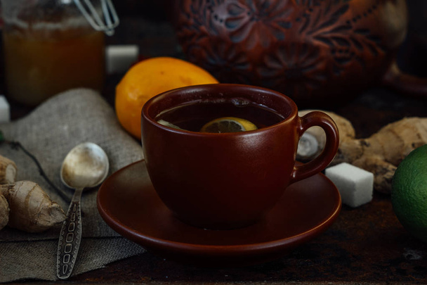 Ωραίο και ζεστό τσάι τζίντζερ με λάιμ και λεμόνι. - Φωτογραφία, εικόνα