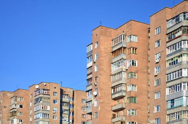 Russische oude gebouw met meerdere verdiepingen - Foto, afbeelding