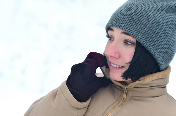 Winterporträt eines jungen Mädchens mit Smartphone - Foto, Bild