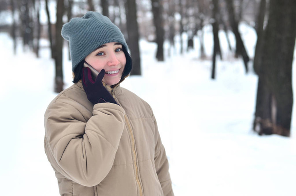 Zimowe Portret młodej dziewczyny ze smartfonem - Zdjęcie, obraz