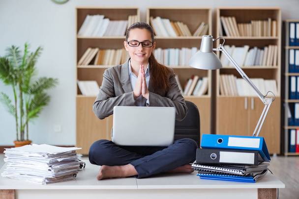 Mujer de negocios meditando en la oficina - Foto, Imagen