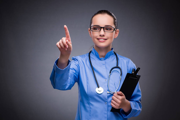 Молодий лікар натискає віртуальну кнопку
 - Фото, зображення
