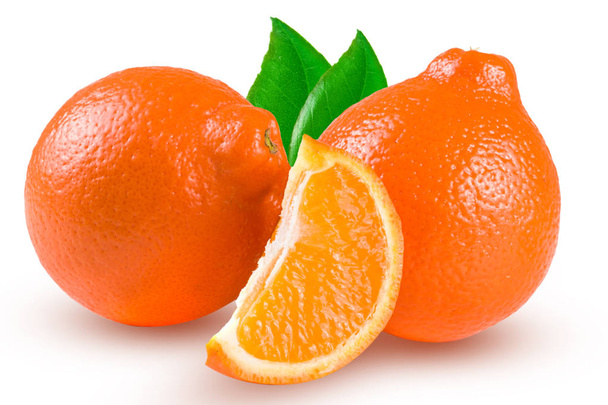 dos mandarina naranja o Mineola con rebanada y hoja aislada sobre fondo blanco
 - Foto, imagen