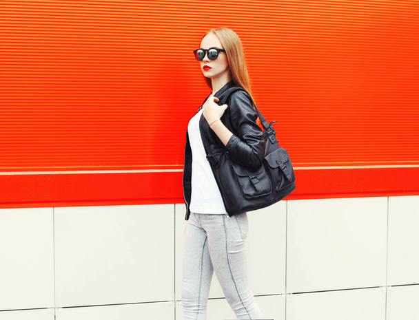 Fashion pretty woman wearing a rock black jacket, sunglasses and - Foto, Imagem