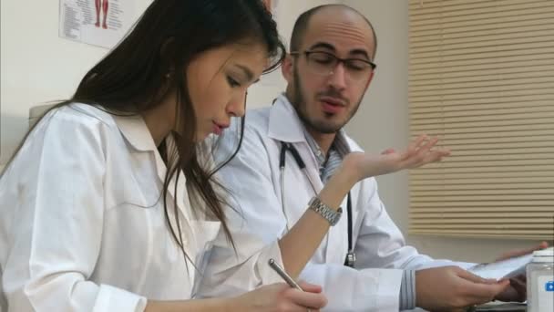 Young nurse and male doctor having an argument in the office - Video