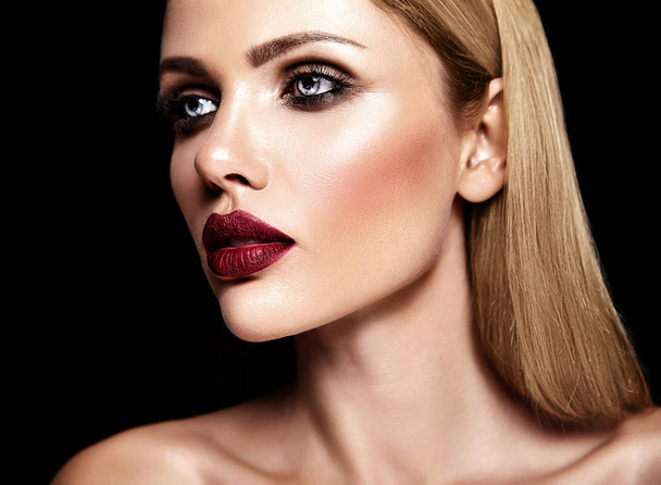 sensuele glamour portret van mooie vrouw model met verse dagelijkse make-up - Foto, afbeelding