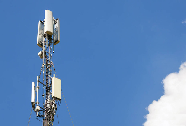 Torre de antena de comunicación con cielo azul, tecnología Telecoms. M
 - Foto, Imagen