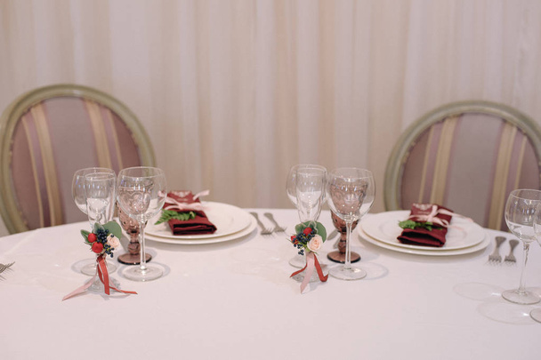Весільний гостьовий стіл, прикрашений окулярами та декораціями
 - Фото, зображення