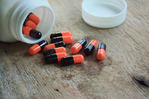 pílula antibióticos na madeira
 - Foto, Imagem