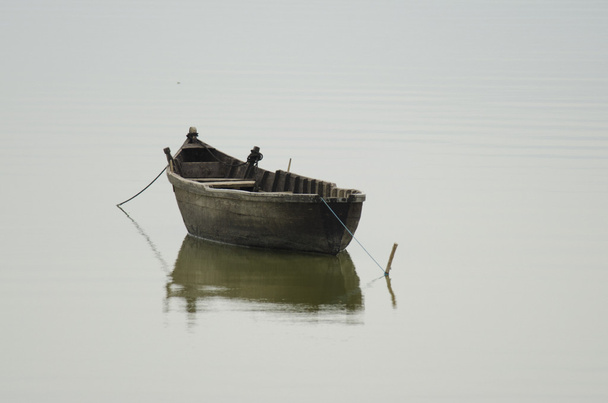 古い漁師のボート - 写真・画像
