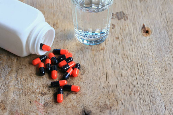 píldoras antibióticos en madera
 - Foto, Imagen