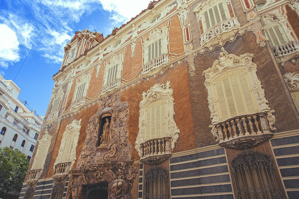 Валенсия Паласио Маркес де Дос Агуас фасад дворца в алебастре в Испании
 - Фото, изображение