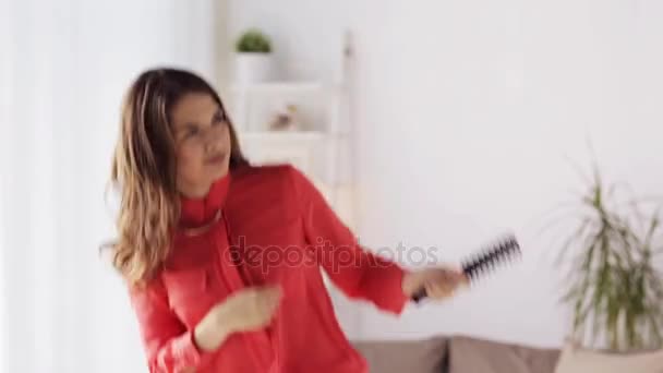 woman with hairbrush singing and dancing at home - Séquence, vidéo