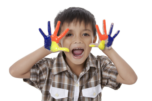 gelukkige jongen met kleurrijk geschilderde handen - Foto, afbeelding