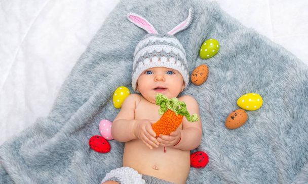 Vrolijk babymeisje in bunny hoed grijze deken  - Foto, afbeelding
