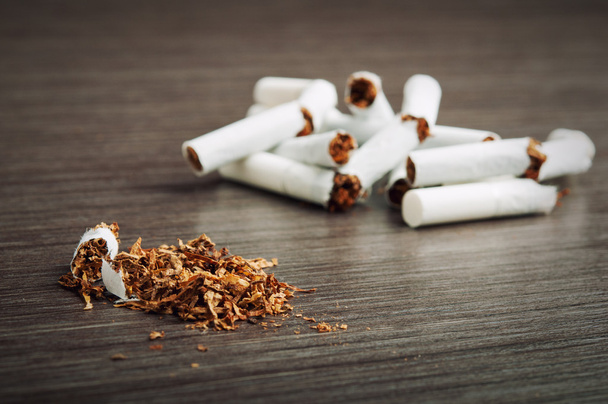 Montón de cigarrillos rotos y tabaco
 - Foto, imagen