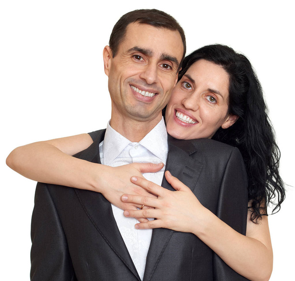 Ρομαντικό ζευγάρι πορτρέτο, χαρούμενα πρόσωπα, ντυμένος με μαύρο κοστούμι, λευκό απομονωμένες - Φωτογραφία, εικόνα