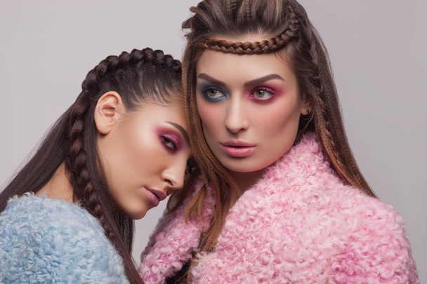 Мода и творческий портрет двух красивых сексуальных женщин с разным макияжем цвета глаз
 - Фото, изображение
