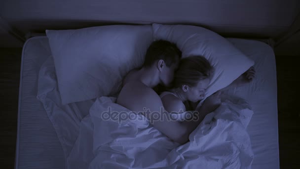 concept van slapeloosheid, het echtpaar gooit in zijn slaap, een bovenaanzicht - Video