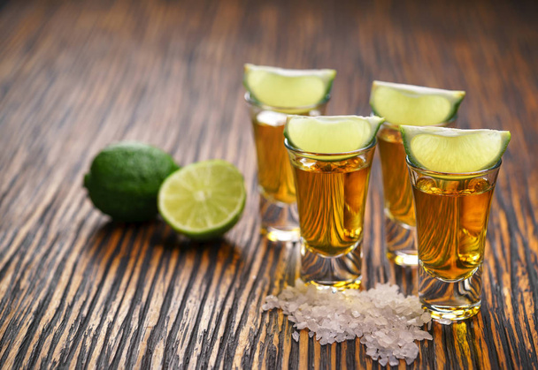 Gafas de tequila de oro con cal verde, enfoque selectivo
 - Foto, imagen
