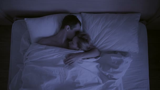 concept d'insomnie, le couple jette dans son sommeil, une vue de dessus
 - Séquence, vidéo