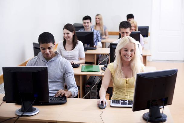 Lachende studenten in de computerlab - Foto, afbeelding