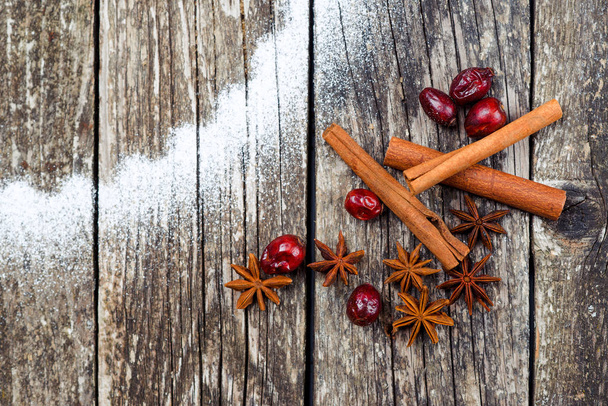 Anise and cinnamon sticks on a wooden background. - Foto, Imagen