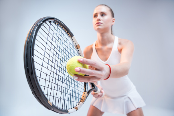 młoda kobieta gra w tenisa - Zdjęcie, obraz