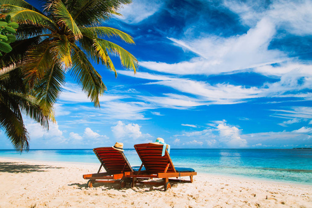 Два стула на тропическом пляже
 - Фото, изображение