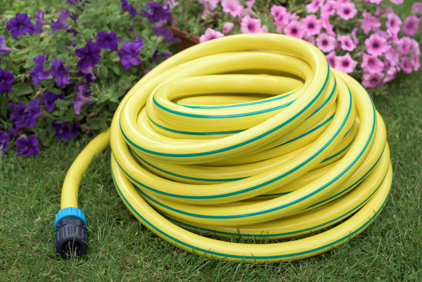 Zahradní žluté plastové hadice - Fotografie, Obrázek