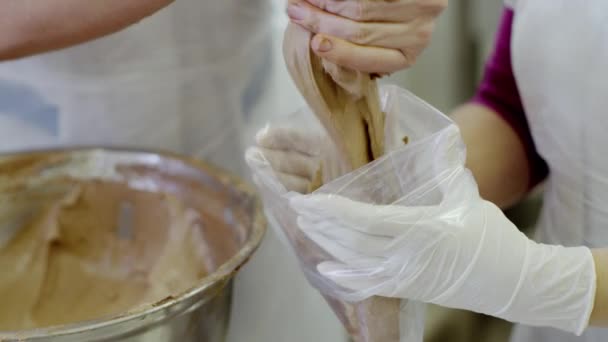 Preparation of the dough for macarons - Video