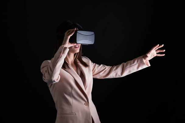 Businesswoman playing virtual reality simulation - Φωτογραφία, εικόνα