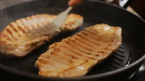 Fry steak meat. closeup. pork in a frying pan - Materiał filmowy, wideo