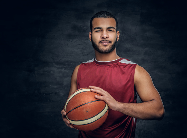 Fekete férfi tartja a kosárlabda - Fotó, kép