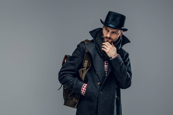 Homem elegante segura mochila
 - Foto, Imagem