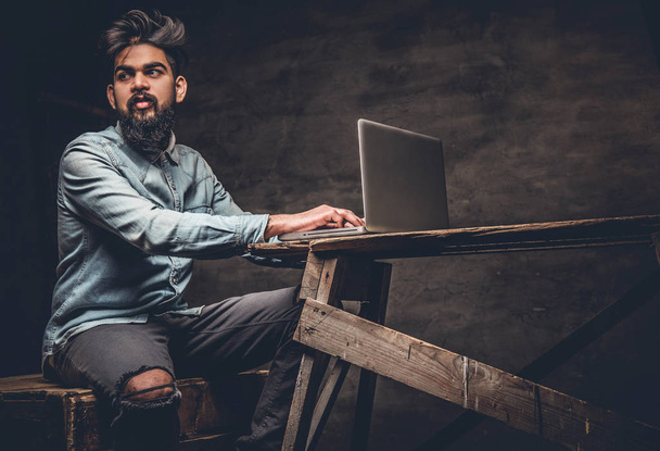 Индиец, работающий с ноутбуком
 - Фото, изображение